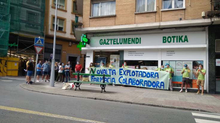 Novaltia banaketa-enpresako langileak euren egoera salatzeko elkarretaratu dira Durangon