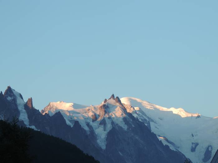 Mont Blanc eguzkiaren lehen printzez bustia