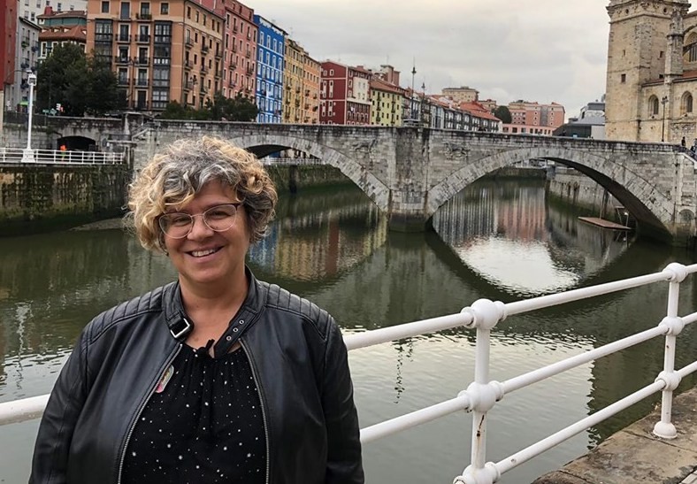 “Maitasun erromantikoak itxura sentimentala eta emozionala  duen arren, badu bere alde ekonomikoa eta baita politikoa ere”
