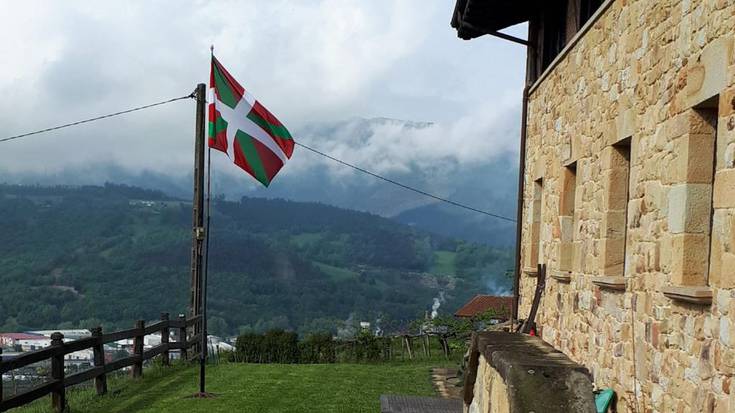 Euskal Herria Batera dinamikak Aberri Egunean plazetan kantuan aritzeko deia egin du