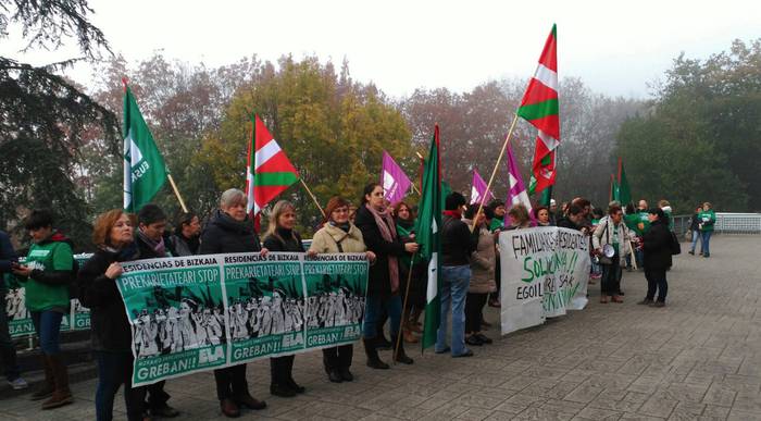 Zaharren zaintzaileek protesta egin dute Igurkon