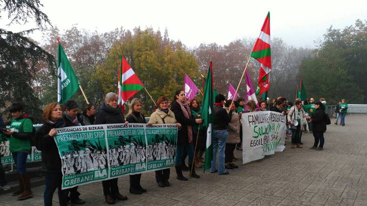 Zaharren zaintzaileek protesta egin dute Igurkon