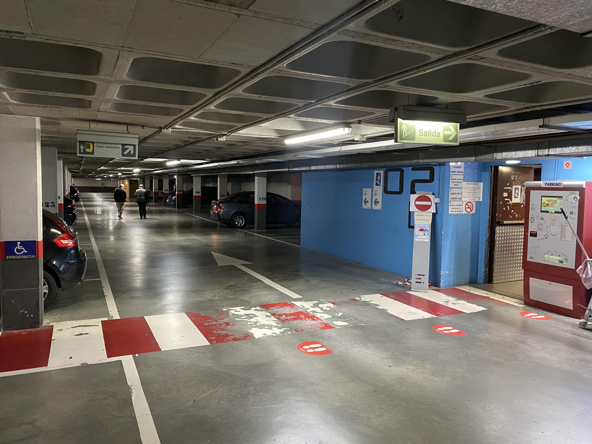 Auto elektrikoak kargatzeko puntuak jarriko ditu udalak Landako Guneko aparkalekuan