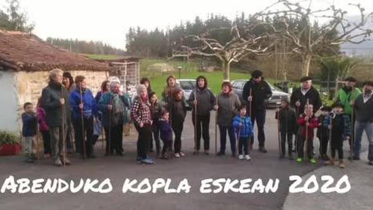 [BIDEOA] Iurretarrek ez diote Abendu koplak kantatzeko ohiturari hutsik egin