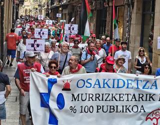 300 lagunetik gora batu dira Durangon osasun publikoaren aldeko manifestazioan