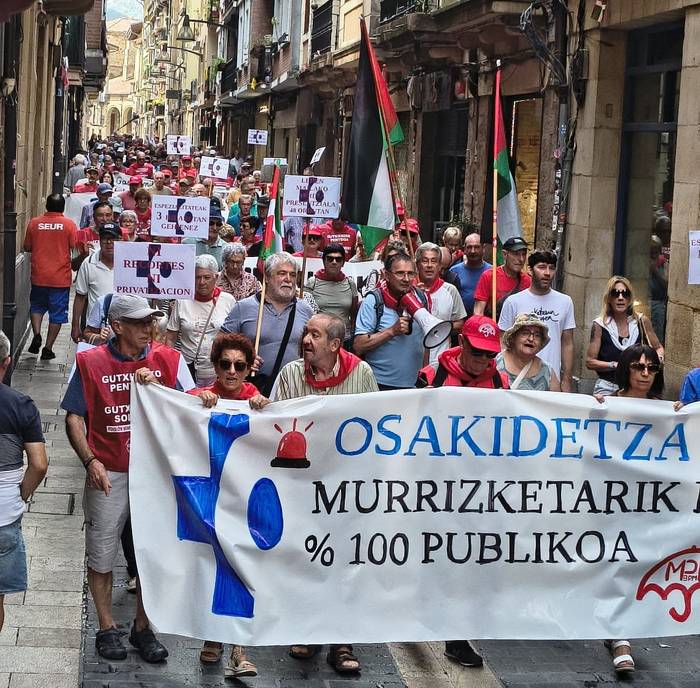 300 lagunetik gora batu dira Durangon osasun publikoaren aldeko manifestazioan
