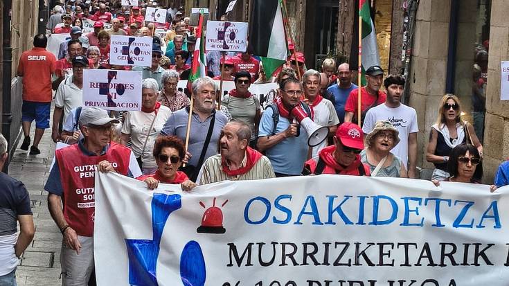 300 lagunetik gora batu dira Durangon osasun publikoaren aldeko manifestazioan