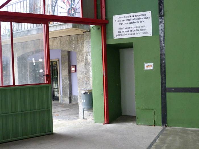 Argindarra kobratzeko aparatua jarriko dute Izurtzako frontoian