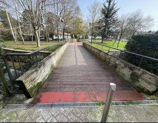 Durangoko Udalak sare irristagaitzak jarri ditu Pinondo eta Intxaurrondoko oinezkoen pasabideetan