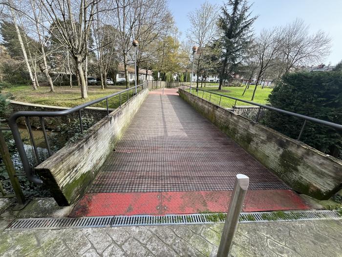 Durangoko Udalak sare irristagaitzak jarri ditu Pinondo eta Intxaurrondoko oinezkoen pasabideetan