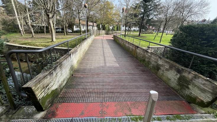 Durangoko Udalak sare irristagaitzak jarri ditu Pinondo eta Intxaurrondoko oinezkoen pasabideetan