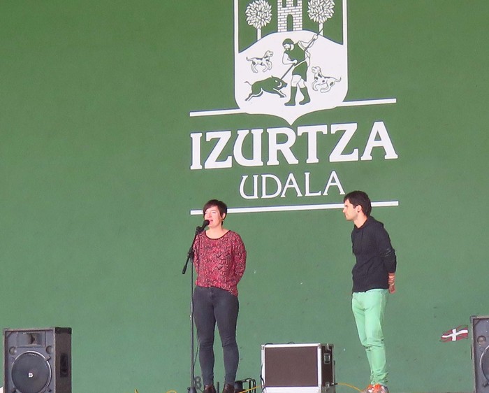 Dantzariak eta bertsolariak Izurtzako jaien amaieran - 2