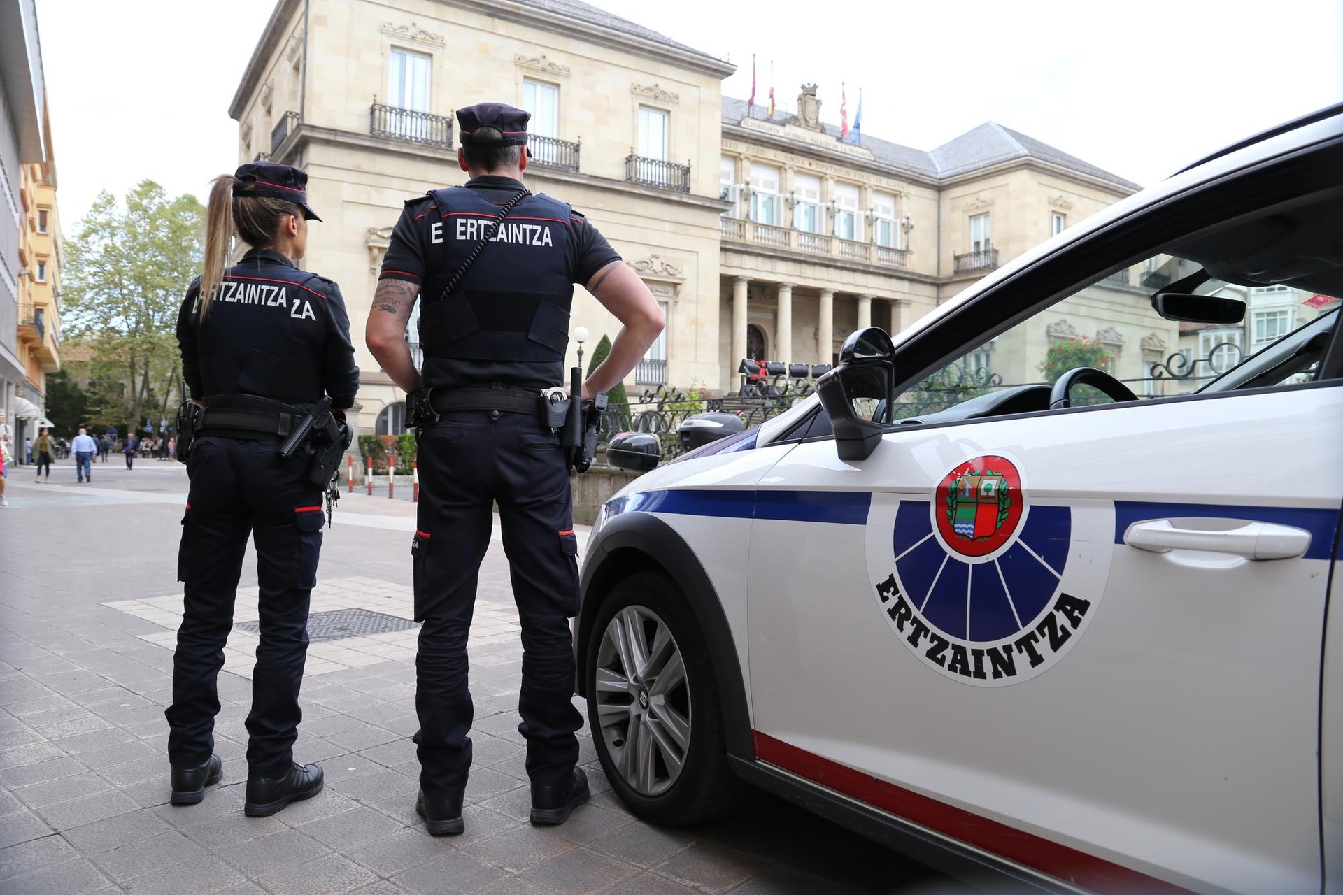 Ertzaintzak gizon bat atxilotu du eta beste hiru pertsonen bila dabil Zornotzako establezimendu baten egindako lapurretagaz lotuta