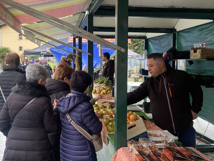 Baserriko produktuen Gabonetako azoka, domeka honetan, Garain