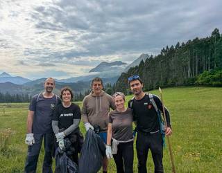 [ARGAZKI GALERIA] Abadiñon, 10 kilo zabor batu dute mendi bazterrak garbitzeko egindako ibilbidean