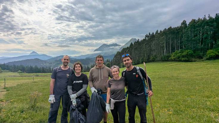 [ARGAZKI GALERIA] Abadiñon, 10 kilo zabor batu dute mendi bazterrak garbitzeko egindako ibilbidean