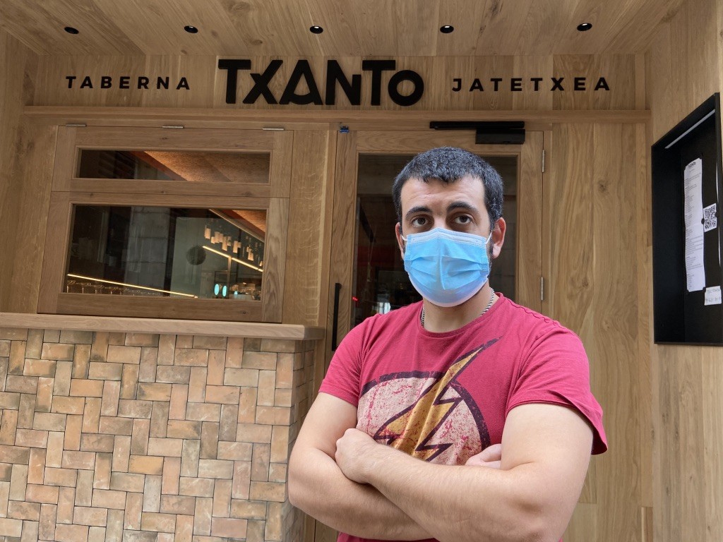 "Aurrera egin beharra genuen, negozioa martxan ipini beharra zegoen bai ala bai"