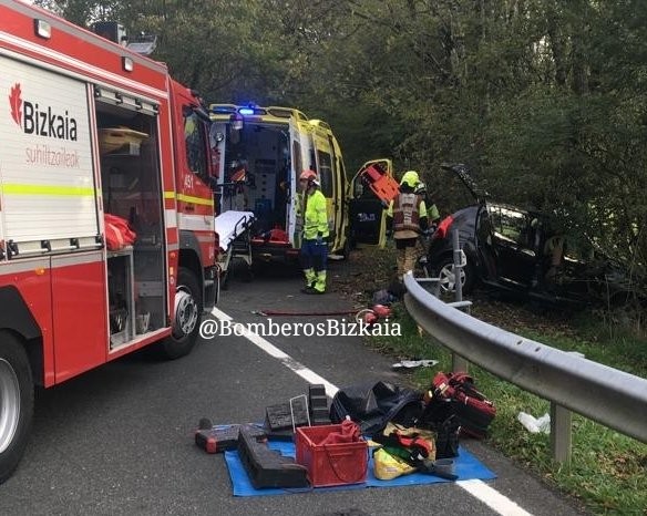 [EGUNERAKETA]: Bi pertsona zauritu dira Urkiolan izandako istripuan