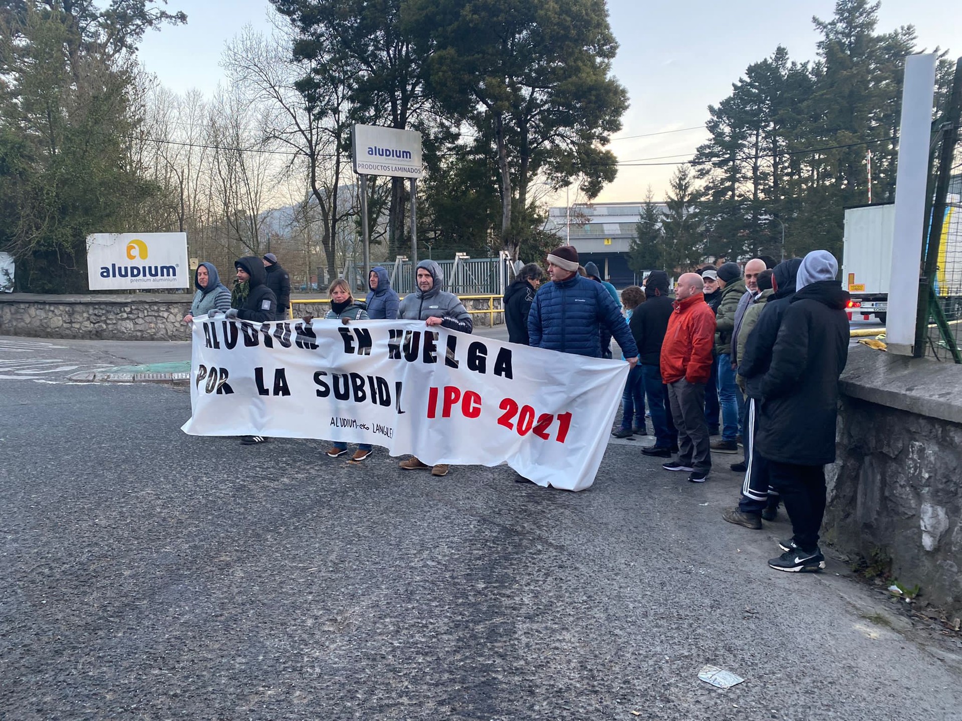 Aludium enpresako beharginen %60ak egin du greba, LABen esanetan