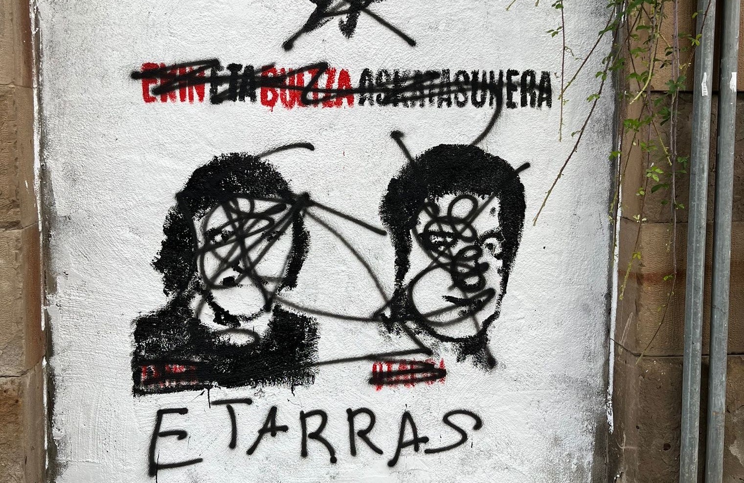 Txiki eta Otaegiren muralari eraso egin diotela salatu du Durangoko Ernaik