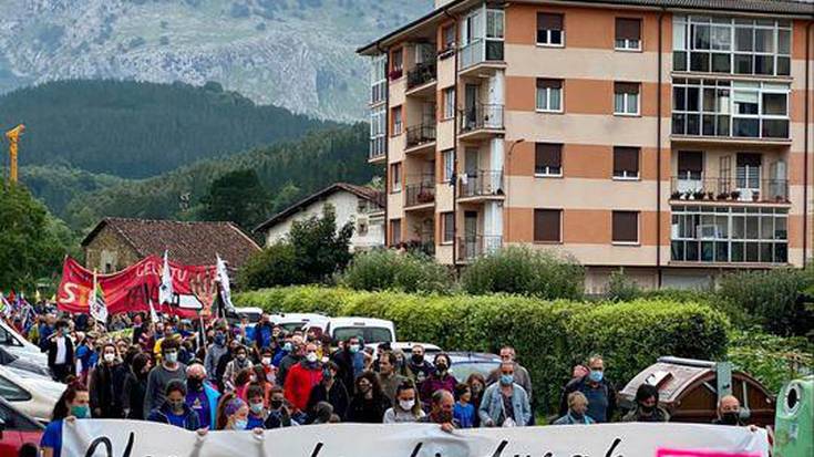 [ARGAZKI GALERIA] Zuhaitz landaketa "sinbolikoa" egin dute Atxondon, AHTren lanen gunean