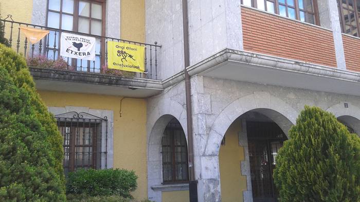 Euskal presoak Euskal Herrira ekartzea eskatzen duen kartela balkoitik kentzeko agindu dio epaileak Udalari