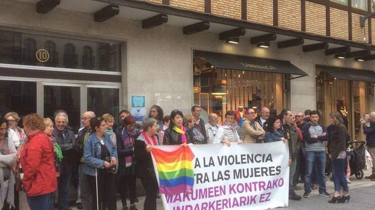Atzo emakume bik jasandako erasoa gaitzesteko kontzentrazioa egin dute