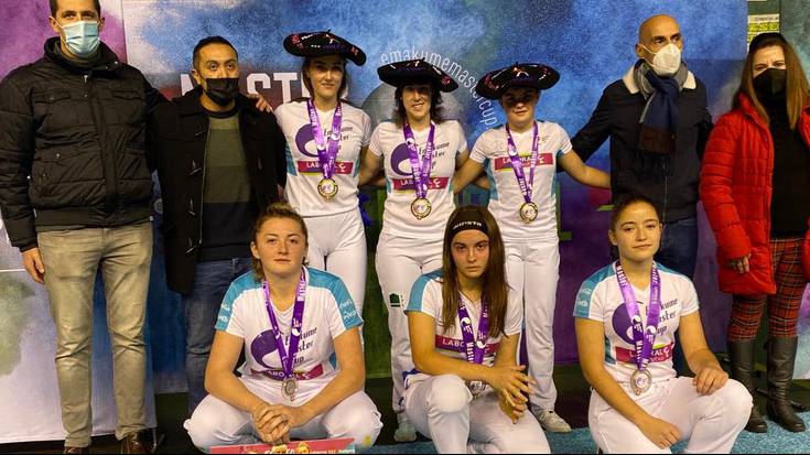 Leire Etxanizek, Eider Zubizarretak eta Maddi Barrokalek jantzi zituzten Master Cup txapelketako txapelak