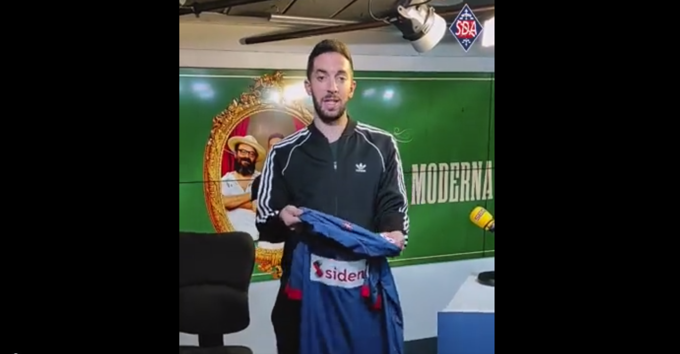 David Broncanok Amorebietaren kamiseta jaso du Iker Unzueta jokalariaren antza hartu diotelako