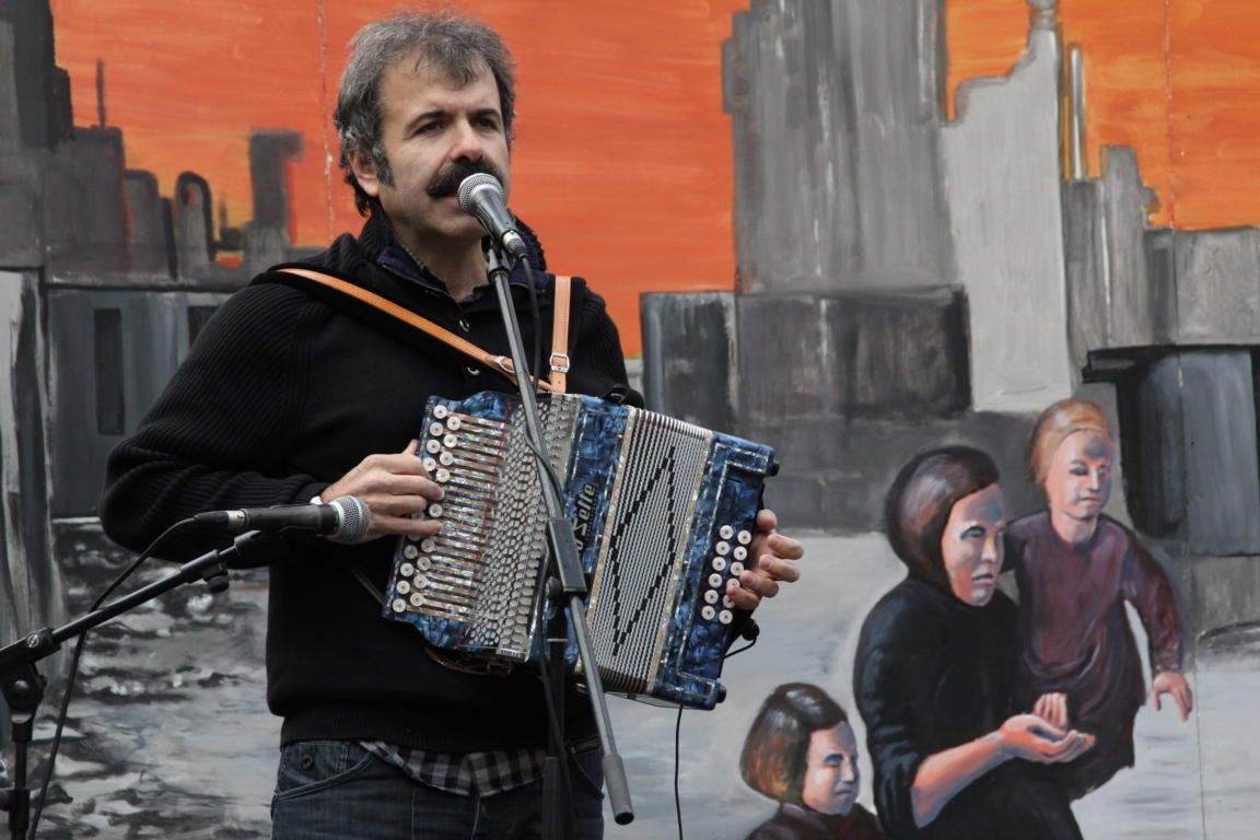 Joseba Tapia trikitilaria eta Besamotzak bere taldea arituko dira gaur