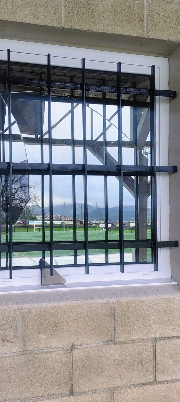 Iurretakok futbol zelaiko instalazioen kontrako sabotajea salatu du
