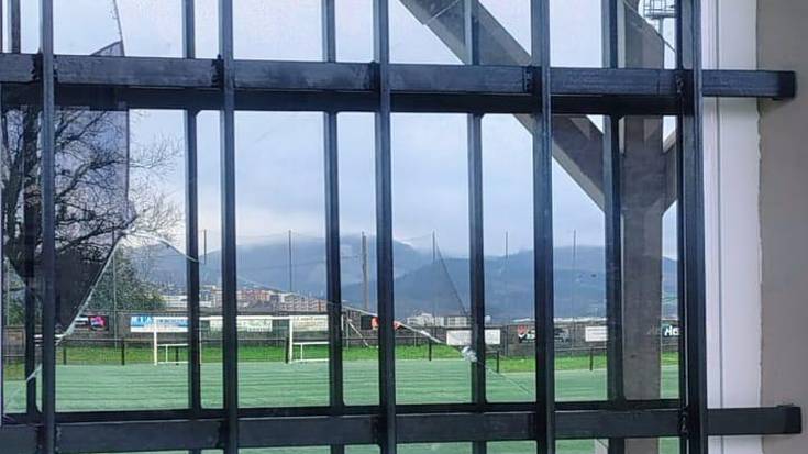Iurretakok futbol zelaiko instalazioen kontrako sabotajea salatu du