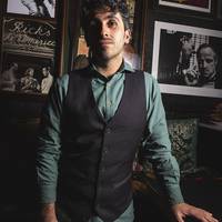 Holding love (Alain Concepción)