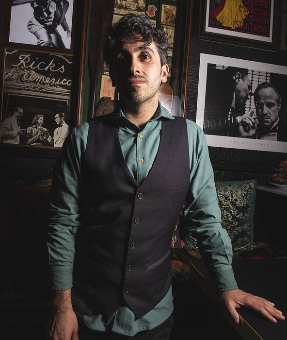 Holding love (Alain Concepción)