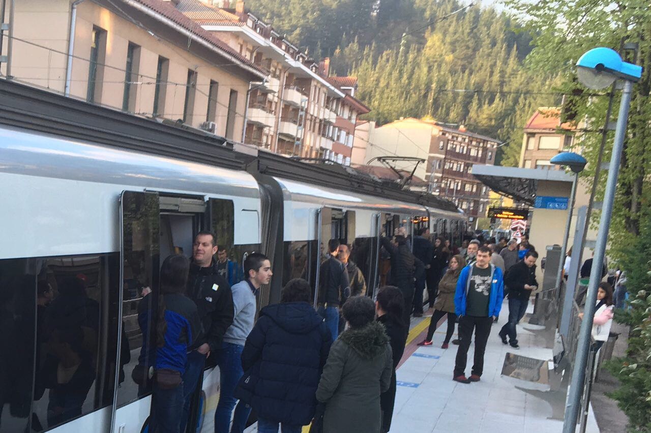 Tarifikazio berriaren kontra trenak gelditu dituzte Berriz eta Zaldibarren