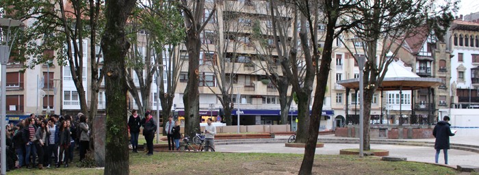 Paul Abasolok esan du salatutako neska ez duela pankartarik jartzen ikusi, eta kontzentrazioagatik jazartua sentitu dela