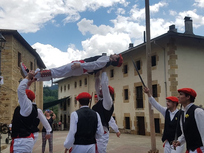 Berrizko dantzariek Jon Barcena gogoan izan dute - 5