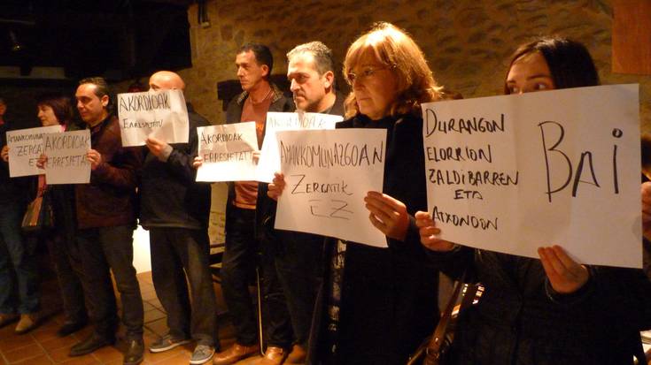 Amankomunazgoko langileek protesta egin zuten atzoko udalbatzarrean
