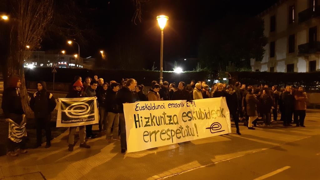 Hainbat lagun batu dira Durangon, “hizkuntza eskubideak urratu” zizkiotela salatu zuen grebalariari babesa emateko