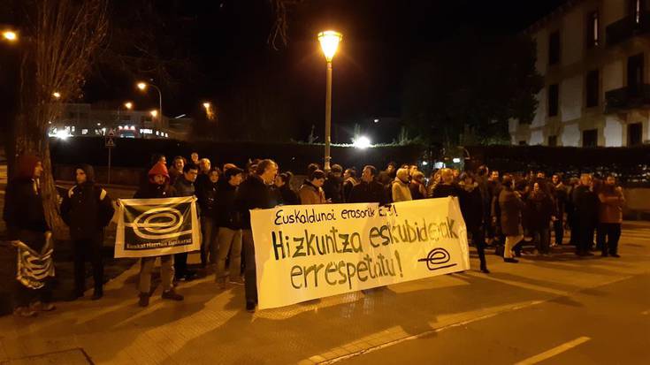 Hainbat lagun batu dira Durangon, “hizkuntza eskubideak urratu” zizkiotela salatu zuen grebalariari babesa emateko
