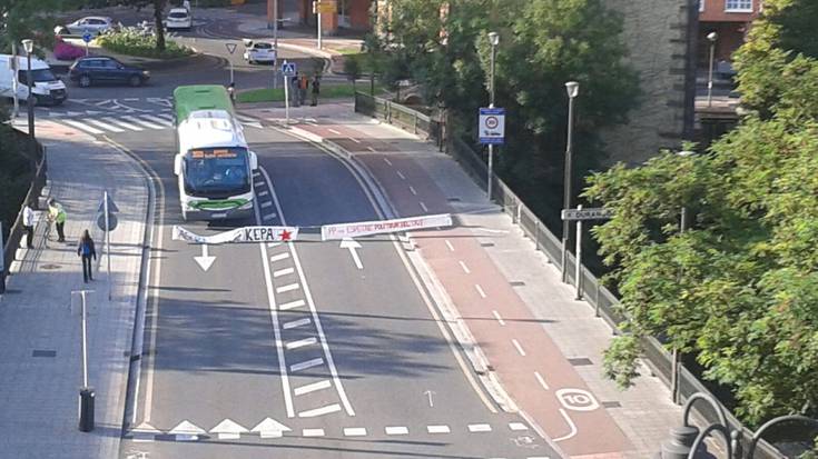 Iurretan eta Zaldibarren trafikoa eten dute Kepa del Hoyoren heriotza salatzen duten pankartak jarrita