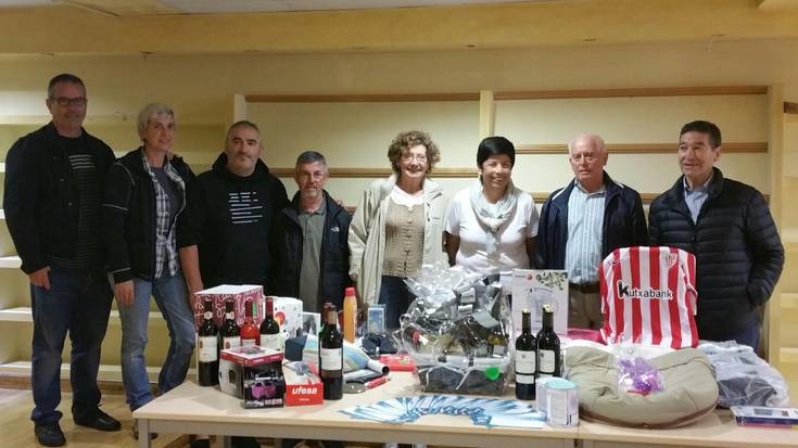 Durangoko Gure Esku Dagok JAEDi eman dizkio tonbolan banatu barik utzitako opariak