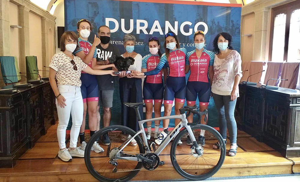Durangoko Udalak Bizkaia-Durango emakumezkoen txirrindulari taldearen lana aintzatetsi du