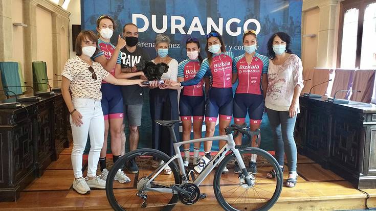 Durangoko Udalak Bizkaia-Durango emakumezkoen txirrindulari taldearen lana aintzatetsi du