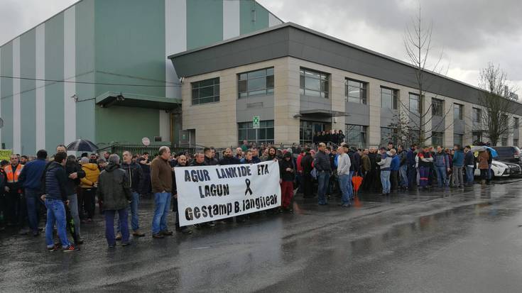 Gestamp Bizkaiako Abadiñoko langileek auto istripuan hildako kidea gogoratzeko elkarretaratzea egin dute