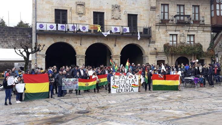 Boliviako estatu kolpea salatzeko elkarretaratzea egin dute Elorrion
