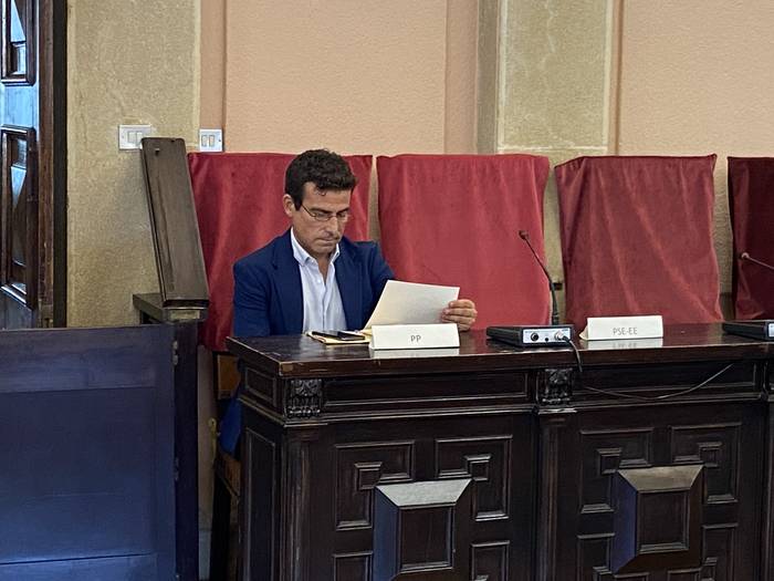 Carlos Garciak Pirritx, Porrotx eta Marimototsen ikuskizunak bertan behera uzteko eskatu du