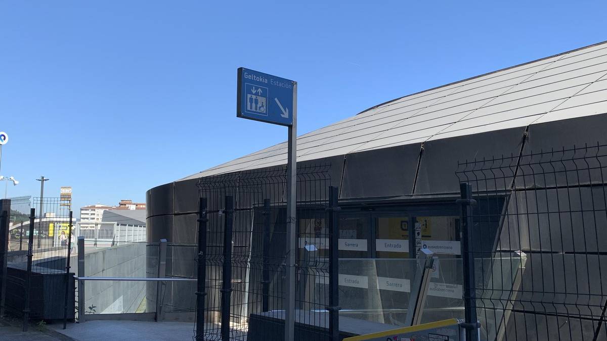 Hiru pertsona atxilotu dituzte Durangoko tren geltokian, Ermuan lapurretan egitea leporatuta