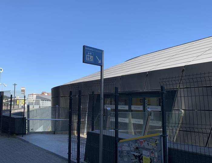 Hiru pertsona atxilotu dituzte Durangoko tren geltokian, Ermuan lapurretan egitea leporatuta