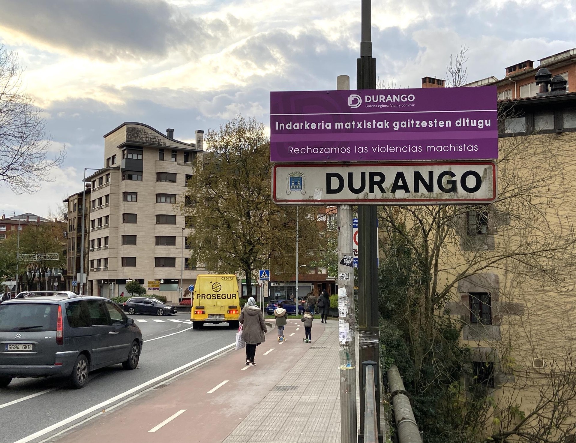 Durangoko ertzain-etxean indarkeria matxistagatiko kasuak "egoerak eskatzen duen bezala" artatzea eskatu dute